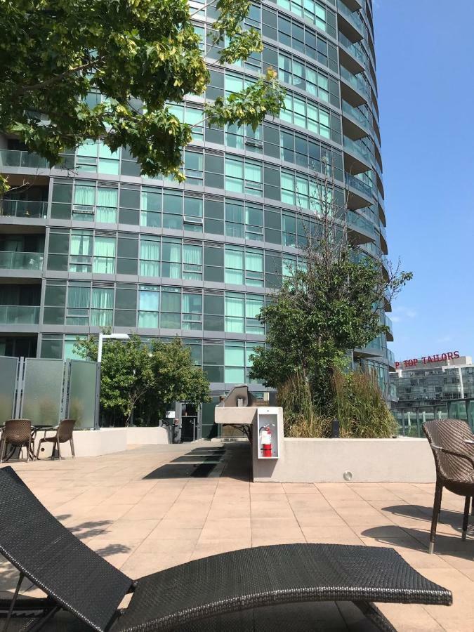 Executive 1 Bedroom Condo Sleeps 2 Toronto Bagian luar foto