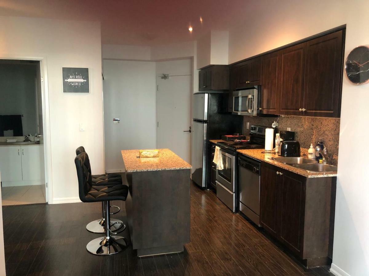 Executive 1 Bedroom Condo Sleeps 2 Toronto Bagian luar foto